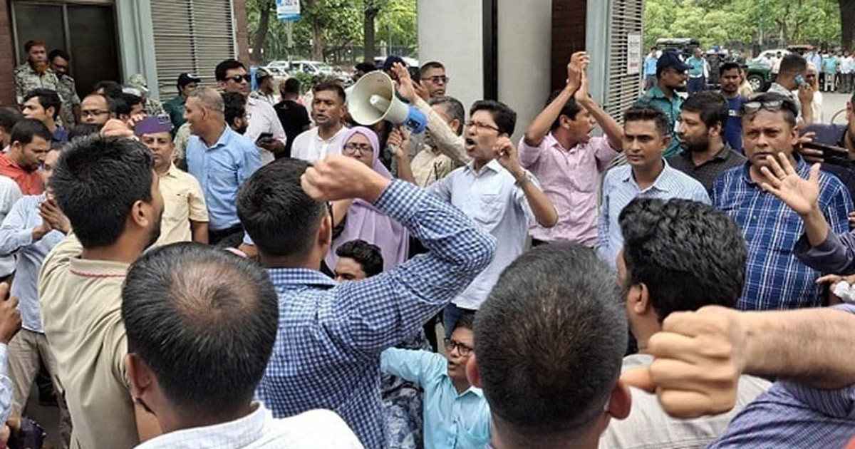 সচিবালয়ে বড় জমায়েতের ডাক কর্মচারীদের