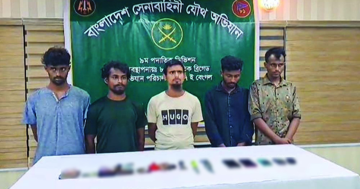 সাভারে দেশীয় অস্ত্রসহ ৫ ছিনতাইকারী গ্রেপ্তার