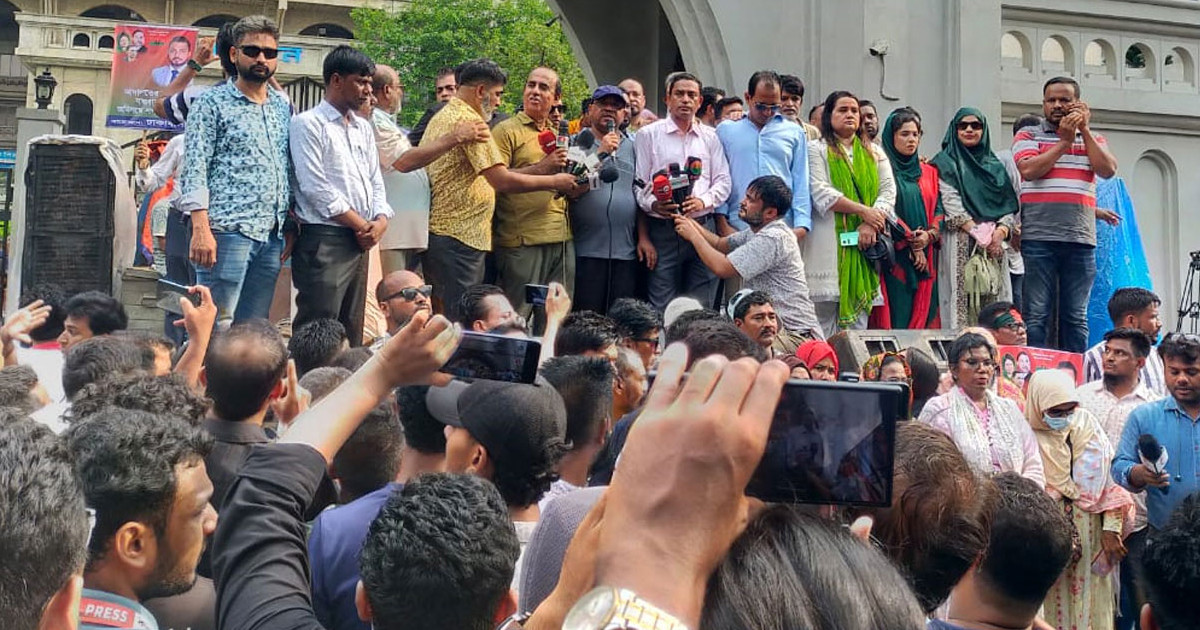 দুই দাবিতে আজও নগর ভবনের সামনে ইশরাক সমর্থকরা