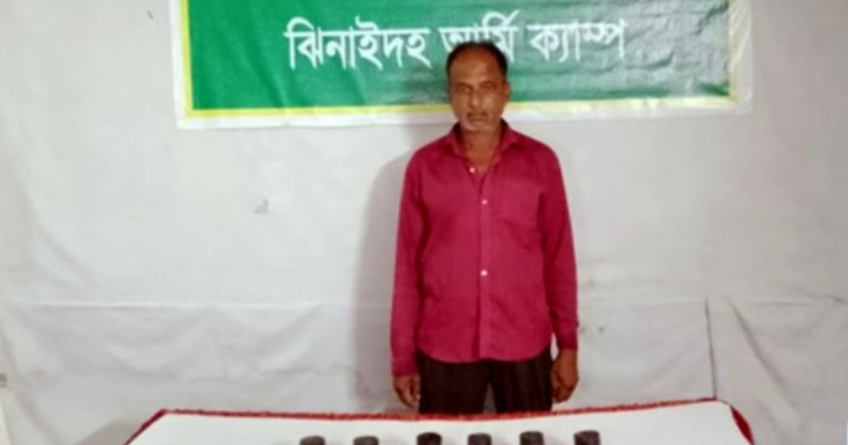 কালীগঞ্জে ১৬টি ককটেলসহ ছাত্রদল নেতা আটক