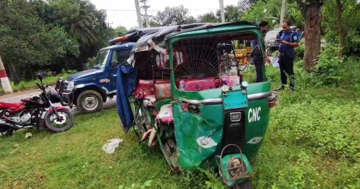গাজীপুরে বাস কেড়ে নিল মা-ছেলেসহ ৩ জনের প্রাণ