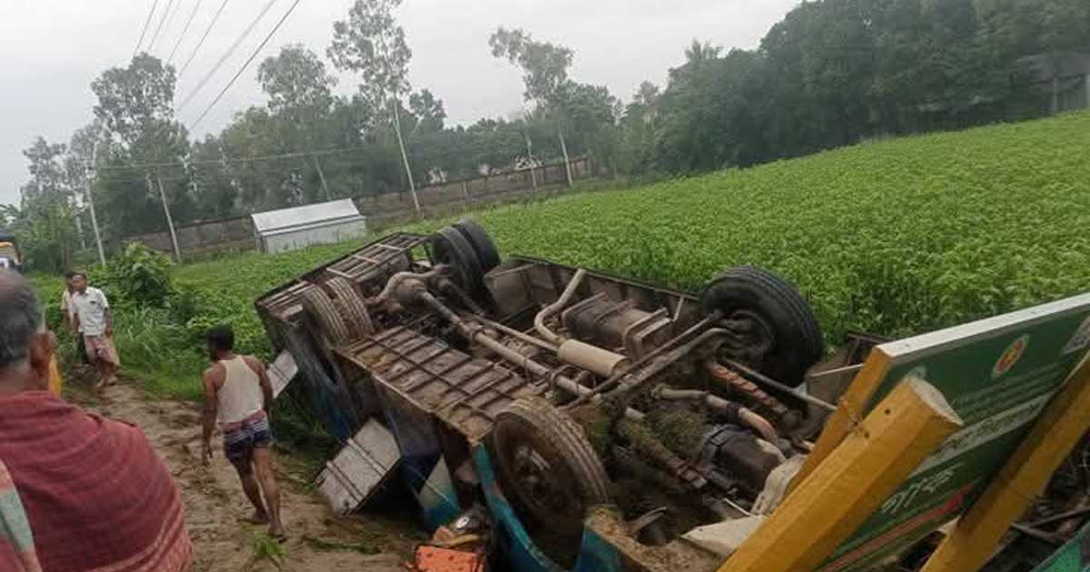 সিরাজগঞ্জে বাস উল্টে নিহত ১, আহত ৪