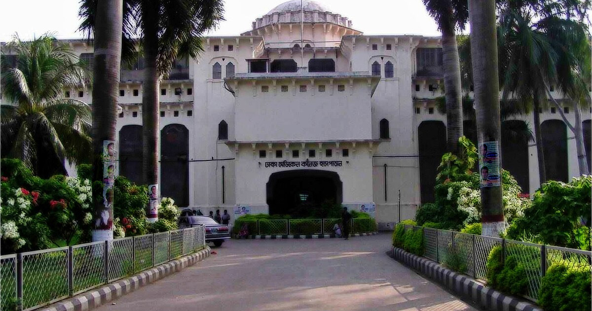 ঢাকা মেডিক্যাল কলেজ বন্ধ, হল ত্যাগের নির্দেশ