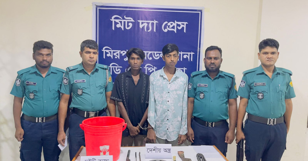 বিস্ফোরক ও দেশীয় অস্ত্রসহ নিষিদ্ধ চার ছাত্রলীগ কর্মী গ্রেপ্তার
