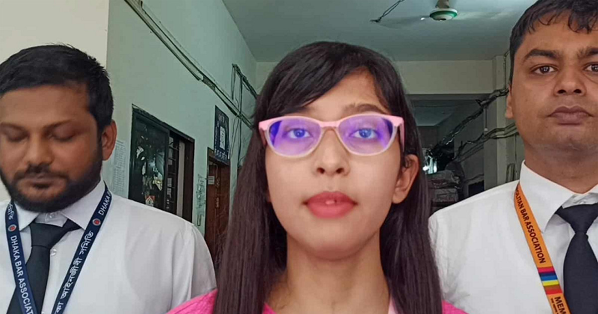 মা-বাবার বিরুদ্ধে মামলা করলেন মেয়ে, চাইলেন সুরক্ষা