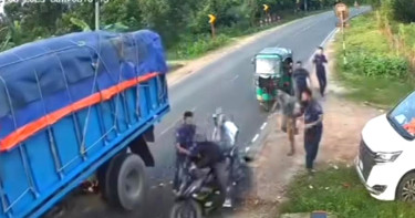 পুলিশ সদস্যের ট্রাকচাপা পড়ার ভিডিও ভাইরাল, যা জানা গেলো