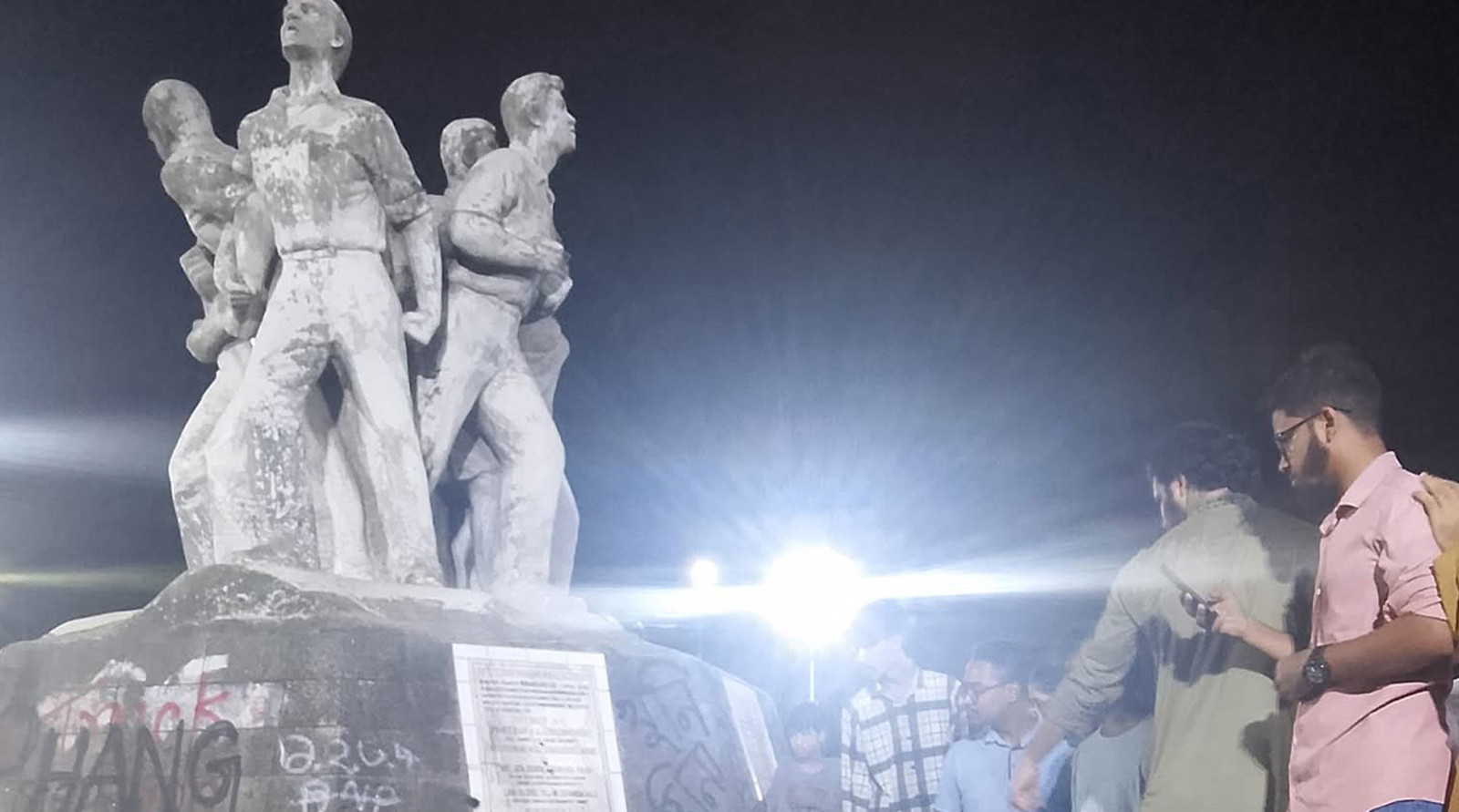 ঢাবির রাজু ভাস্কর্যে ককটেল বিস্ফোরণ, শিক্ষার্থীদের বিক্ষোভ