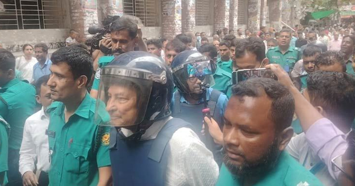আদালতে দুয়োধ্বনি শুনেও হাসলেন ইনু