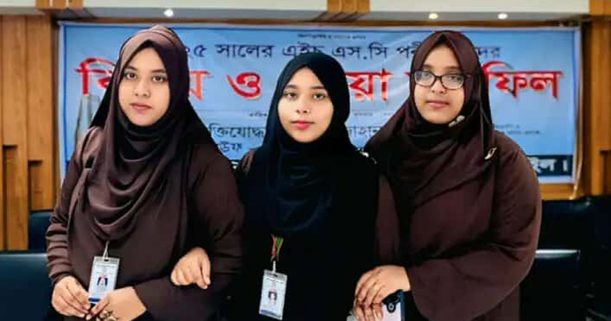 সখীপু‌রে একস‌ঙ্গে এইচএসসি পরীক্ষা দিচ্ছেন তিনবোন
