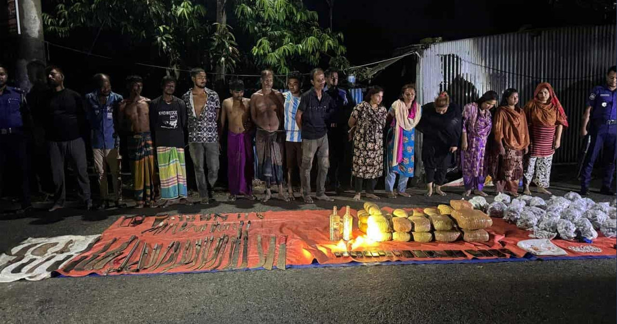 ফরিদপুরে যৌথবাহিনীর অভিযানে দেশীয় অস্ত্র, মাদকসহ আটক ১৫