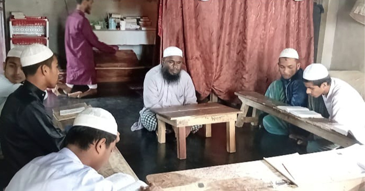 কোরআনের আলো ছড়াচ্ছেন দৃষ্টিহীন মশিউর
