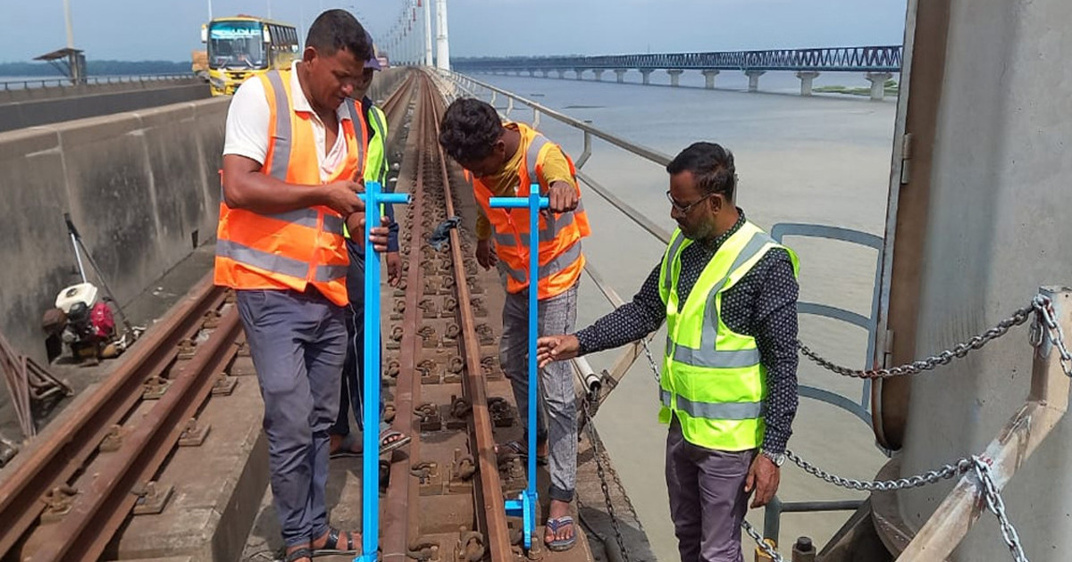 যমুনা সেতু থেকে সড়ানো হচ্ছে রেললাইন, প্রশস্ত হচ্ছে সড়ক