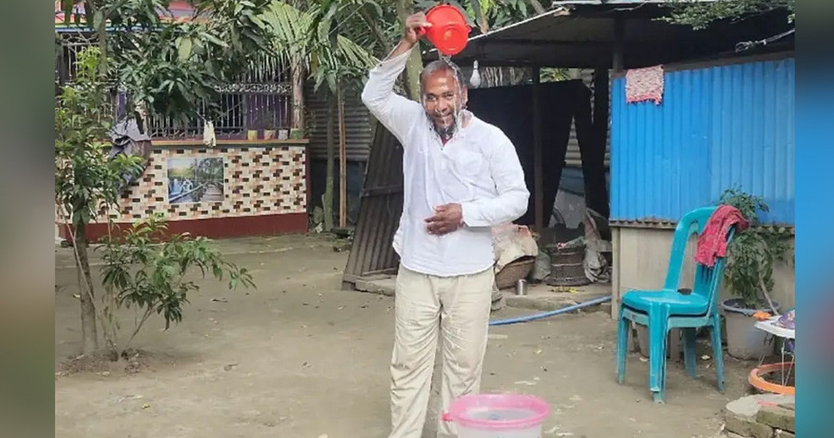 গোলাপজলে গোসল করে রাজনীতি ছাড়লেন আ. লীগ নেতা