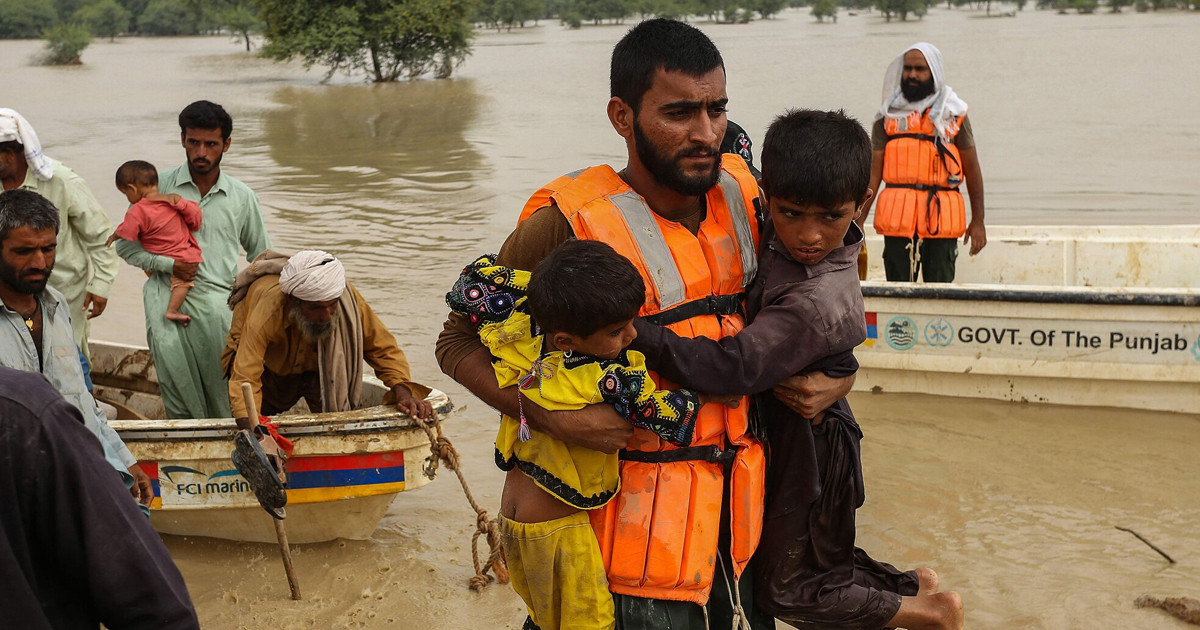পাকিস্তানে প্রবল বর্ষণ-বন্যায় নিহত ২৫, প্রশাসনিক কর্মকর্তা সাময়িক বহিষ্কার
