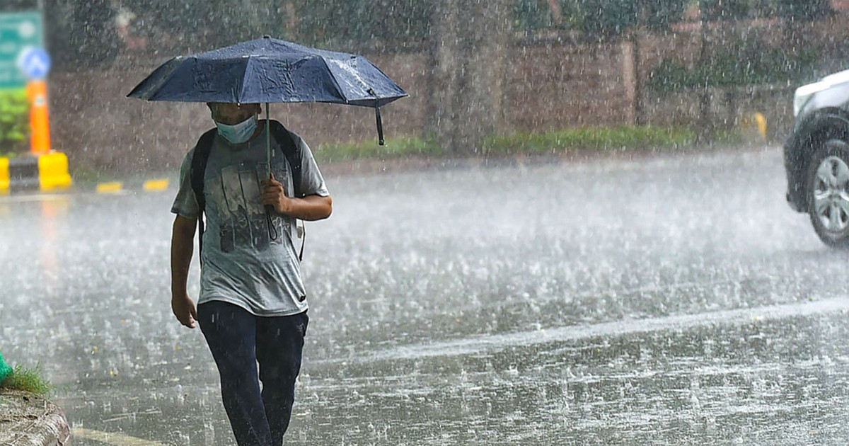 ভ্যাপসা গরমের পর হঠাৎ ঢাকায় স্বস্তির বৃষ্টি