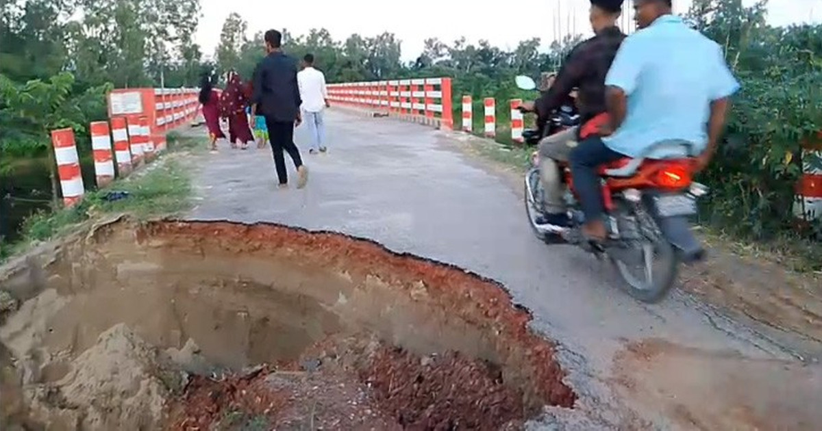 ঠাকুরগাঁওয়ে ভেঙে গেছে ব্রিজের সংযোগ সড়ক, ভোগান্তিতে স্থানীয়রা