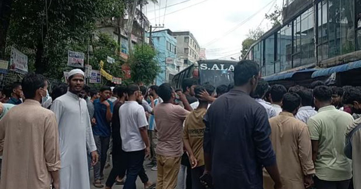 ১২ ঘণ্টার আলটিমেটাম দিয়ে সড়ক ছাড়লেন বৈষম্যবিরোধী শিক্ষার্থীরা