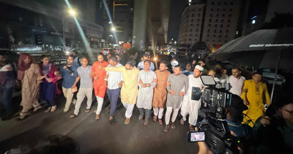 কার্যালয়ের সামনে বিস্ফোরণের প্রতিবাদে মধ্যরাতে রাজপথে এনসিপির নেতাকর্মী