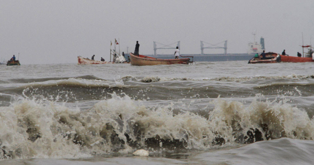 চার সমুদ্র বন্দরে ৩ নম্বর সতর্ক সংকেত