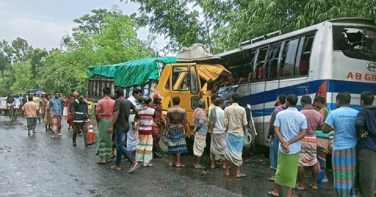 বাস-ট্রাকের মুখোমুখি সংঘর্ষে ঘটনাস্থলেই তিন প্রাণহানি