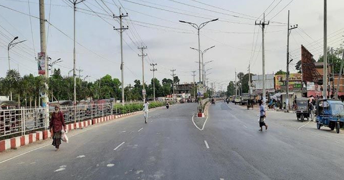 বাসের ধাক্কায় প্রাণ গেল ট্রাক ড্রাইভার ও হেলপারের