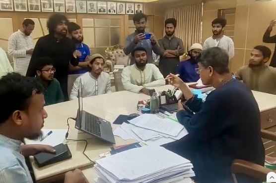 ‘আপনাকে আমরা বসিয়েছি, আপনি আমাদের কথা শুনতে বাধ্য’