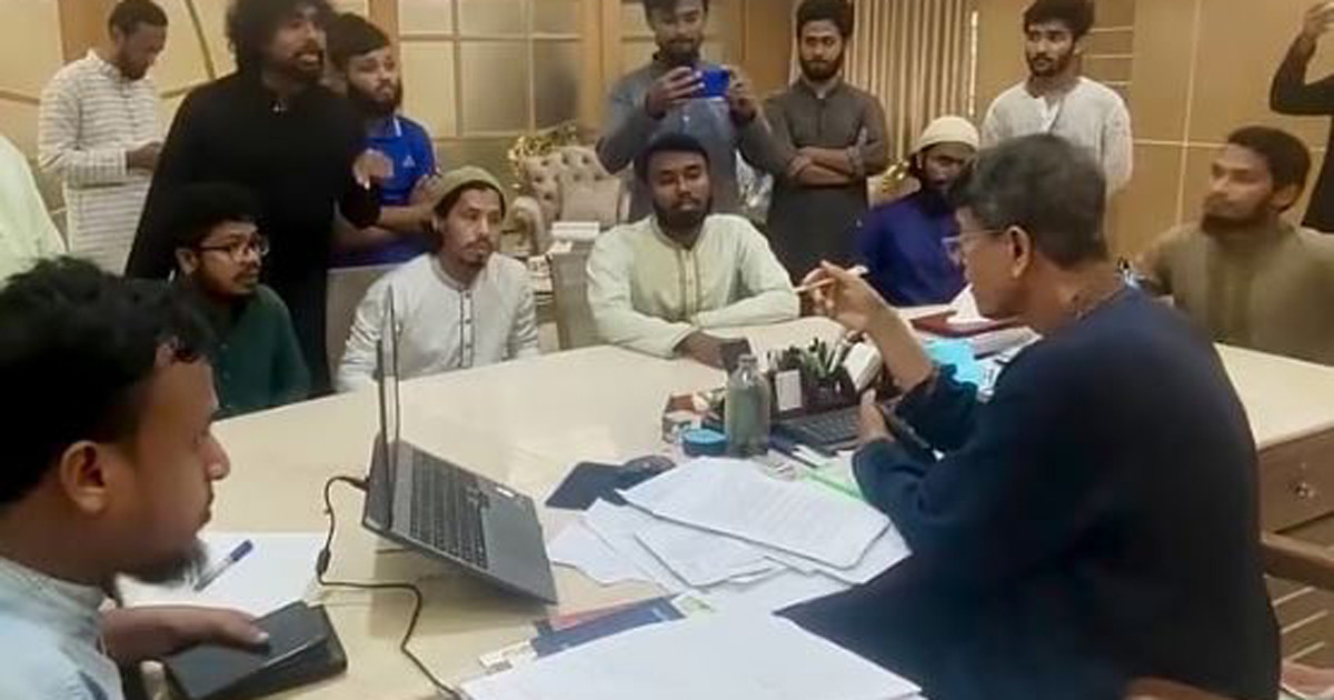 ‘আপনাকে আমরা বসিয়েছি, আপনি আমাদের কথা শুনতে বাধ্য’