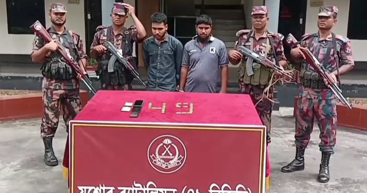 ভারতে পাচারকালে তিন কেজি স্বর্ণসহ দুই পাচারকারী আটক
