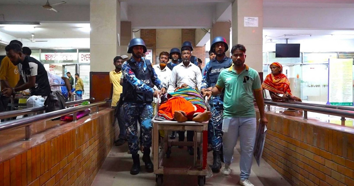 লঞ্চে গুরুতর অসুস্থ যাত্রীকে চিকিৎসা সেবা দিল কোস্ট গার্ড