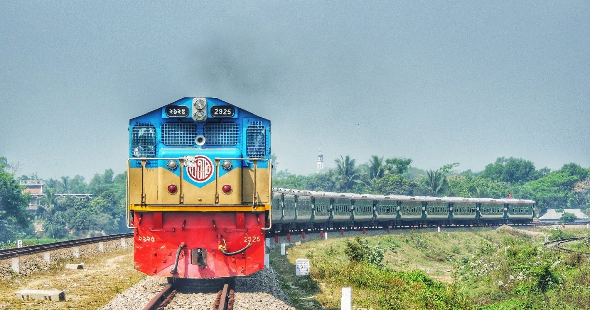 মন্ত্রী-এমপিদের ‘আবদার’ মিটিয়ে লোকসানের বোঝা বইছে রেল