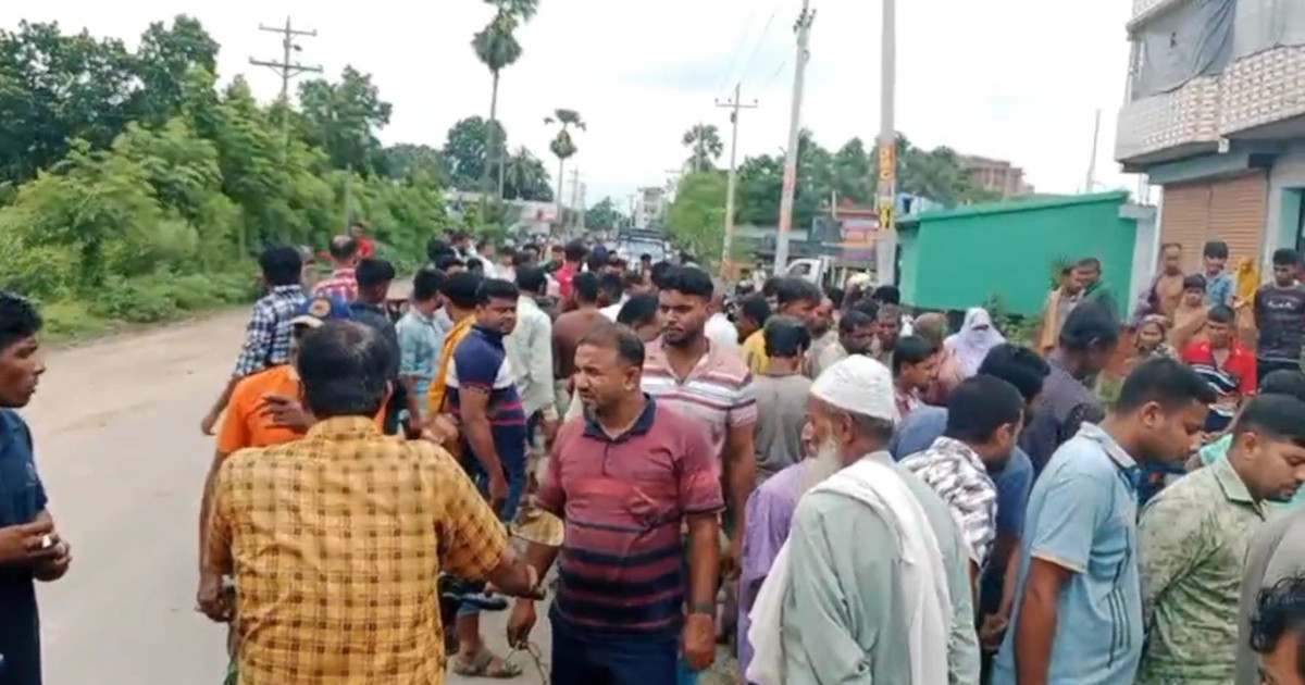 ভ্যানে ধাক্কার পর পথচারীকে চাপা দিয়ে পালাল বাস, নিহত ২