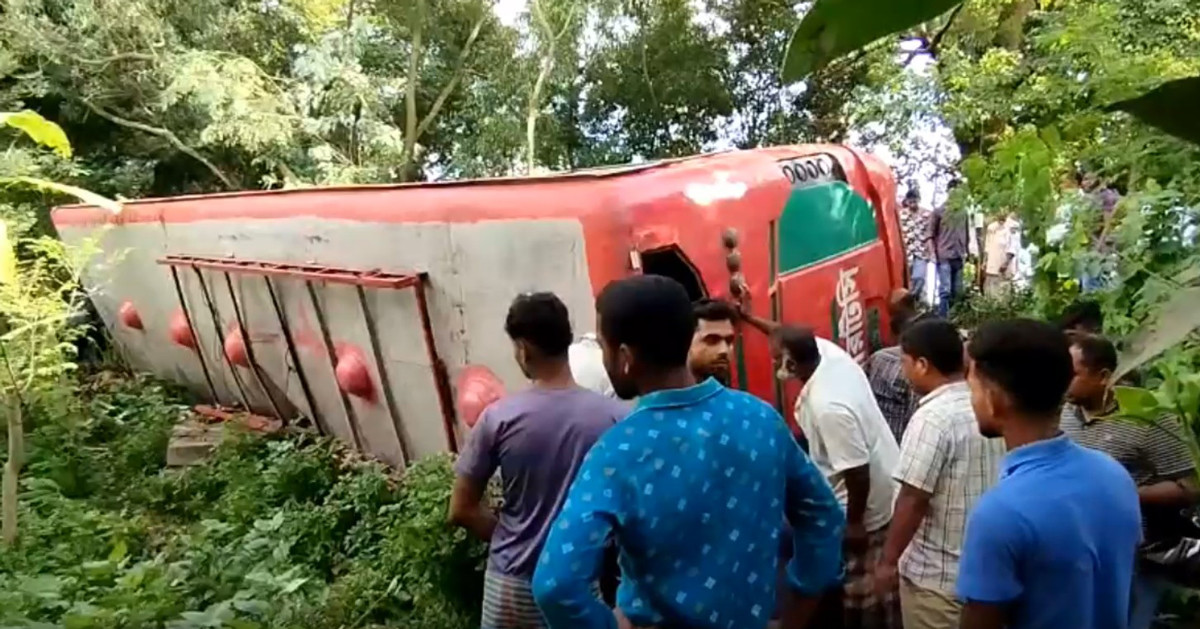 দিনাজপুরে নিয়ন্ত্রণ হারিয়ে বাস খাদে: নিহত ১, আহত ১৫