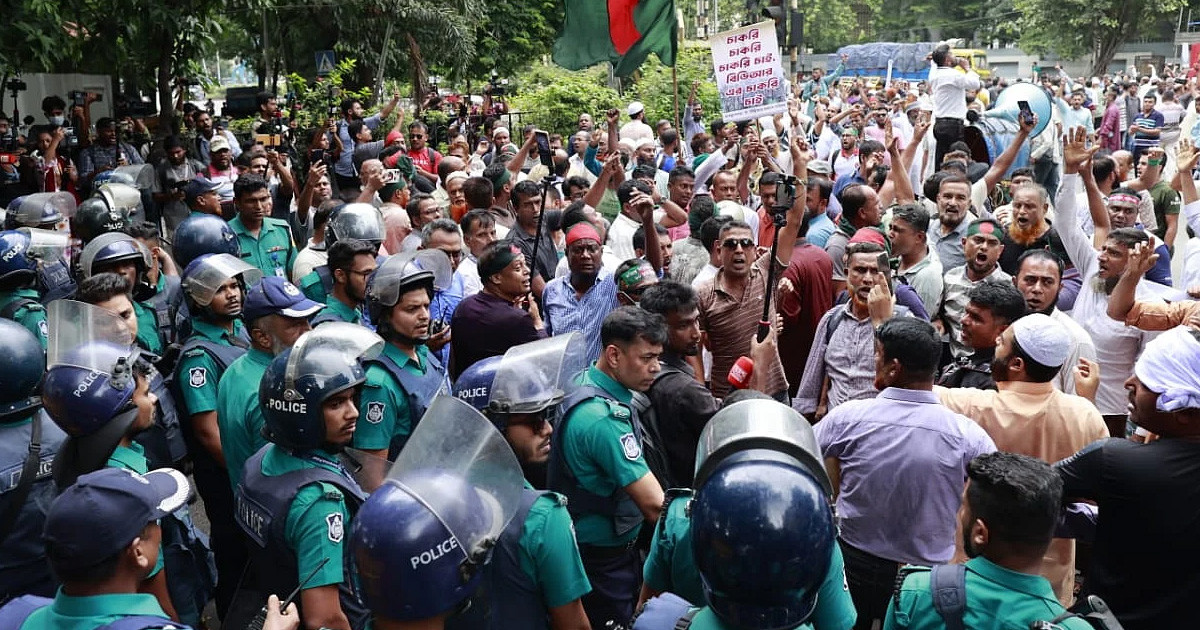 যমুনার সামনে থেকে চাকরিচ্যুত বিডিআর সদস্যদের সরিয়ে দিল পুলিশ