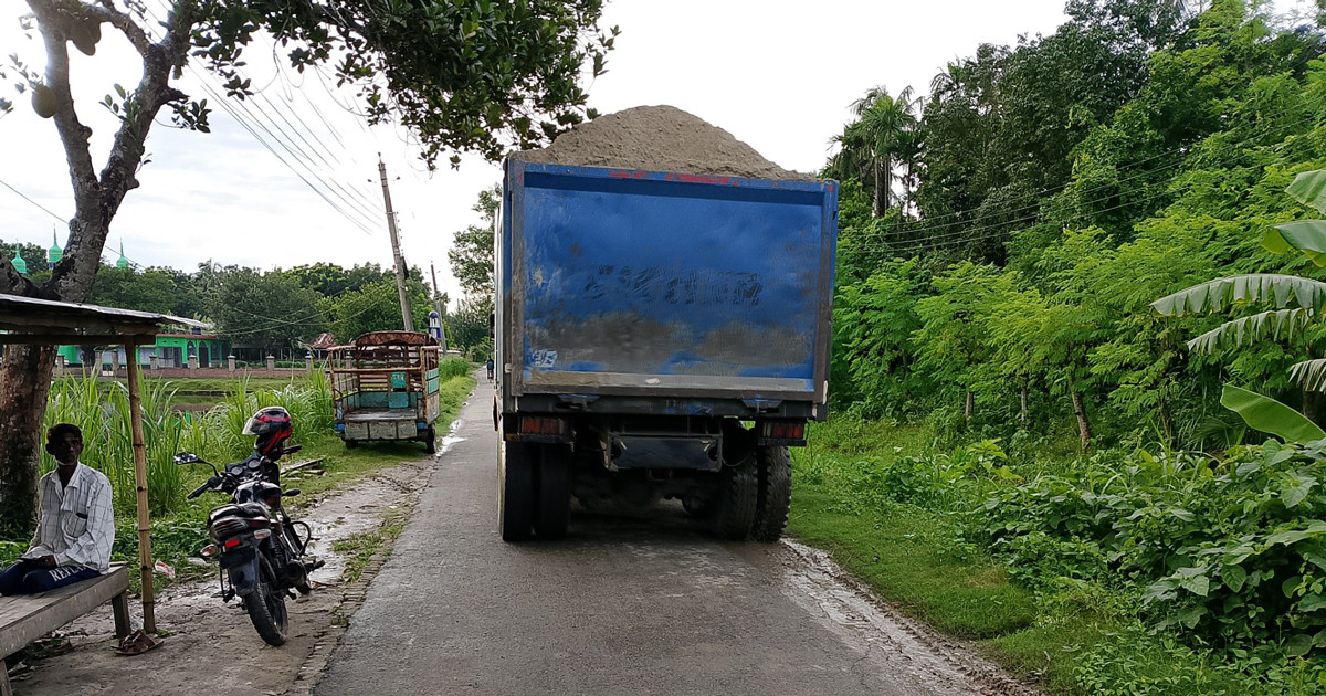 ৪০ টন ওজনের বালুর ট্রাকের তাণ্ডব, ধ্বংসের মুখে গ্রামীণ সড়ক-সেতু