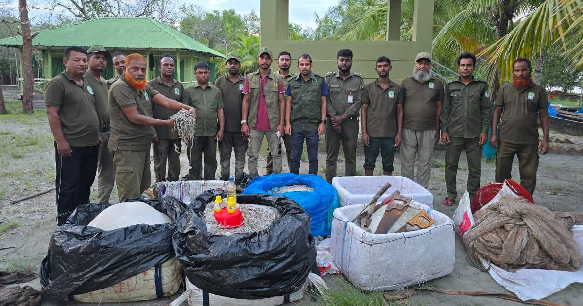 সুন্দরবনে বিষ দিয়ে ধরা ৩ মণ মাছ উদ্ধার, ৬টি ডিঙ্গি নৌকা জব্দ
