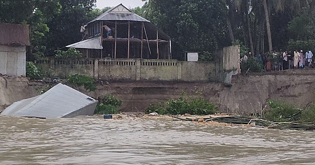 পদ্মা সেতু প্রকল্প রক্ষা বাঁধে আকস্মিক ভাঙন, নদীতে বিলিন ১০ স্থাপনা