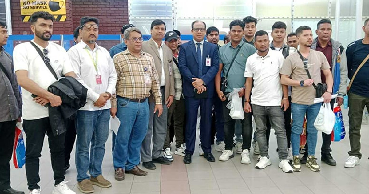দ্বিতীয় ধাপে ইরান থেকে ফিরলেন আরও ৩২ বাংলাদেশি