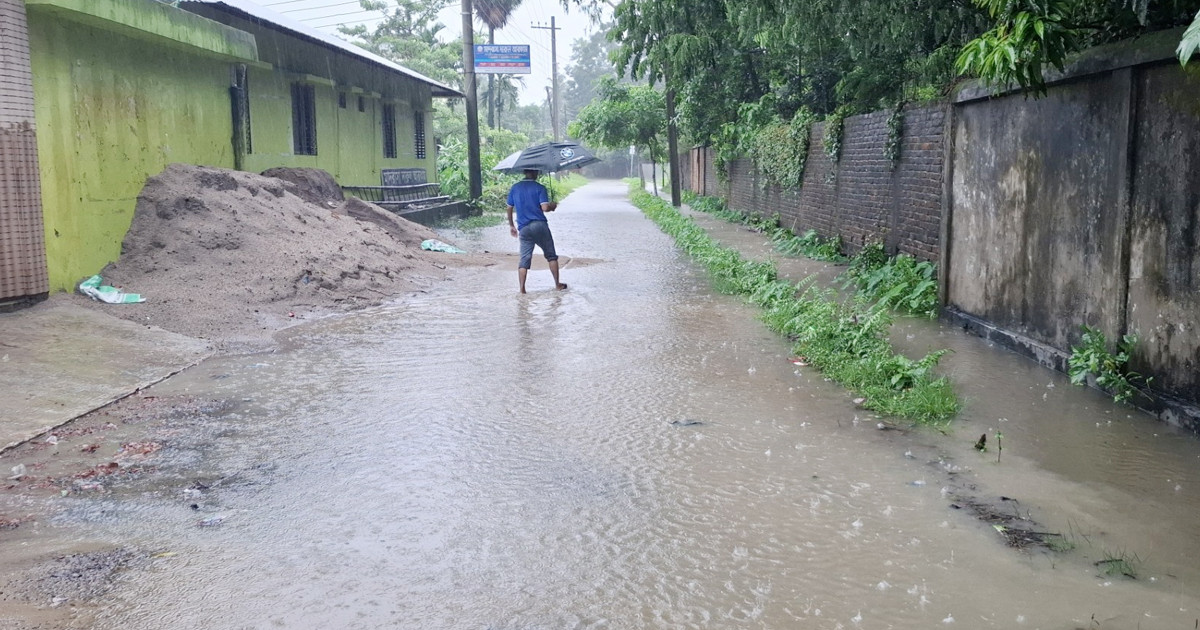 মুষলধারে বৃষ্টিতে ডুবলো নোয়াখালী, জলাবদ্ধতায় দুর্ভোগ চরমে