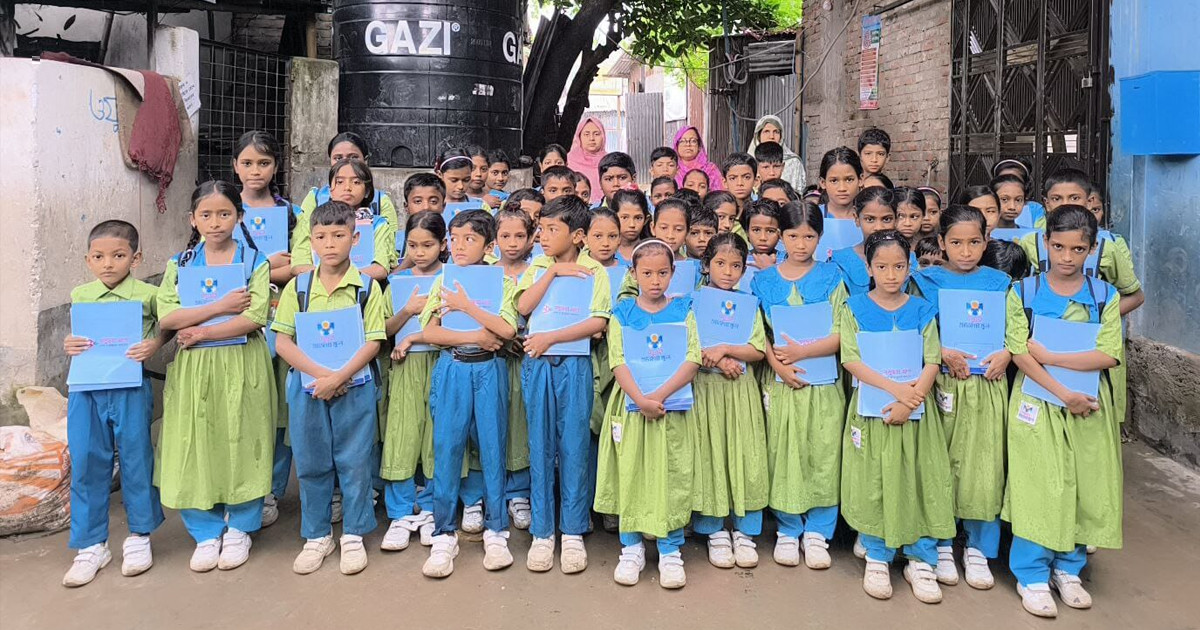 বৃষ্টিস্নাত দিনে শিক্ষার আলো ছড়ালো বসুন্ধরা শুভসংঘ