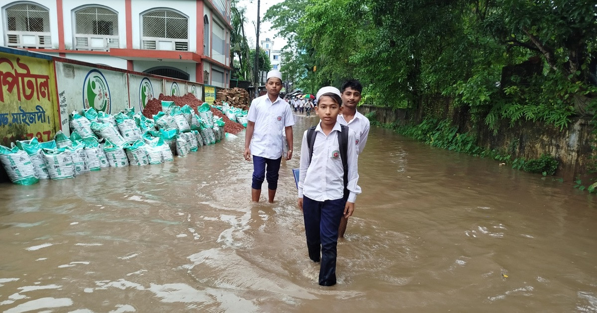 বৃষ্টিতে ডুবলো নোয়াখালী, দুর্ভোগ চরমে