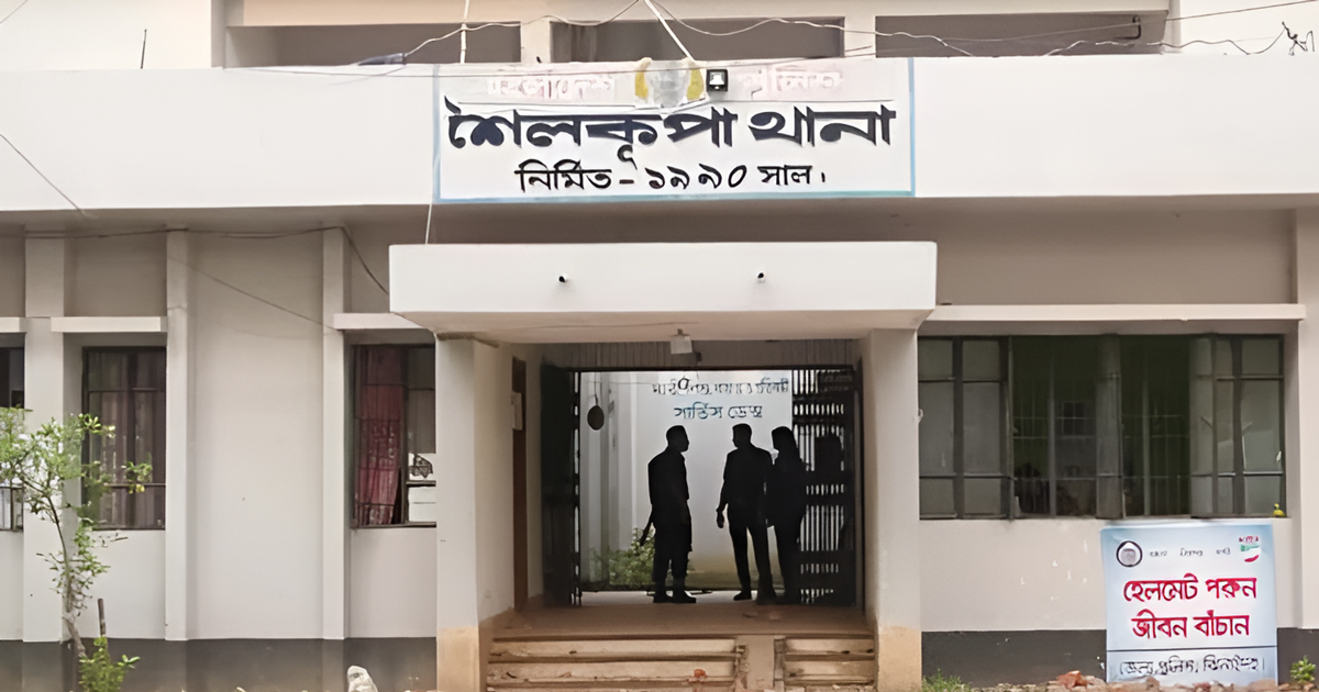 তরুণীর প্রেমে সংসার ছাড়লেন ৪ সন্তানের জননী, অতঃপর...