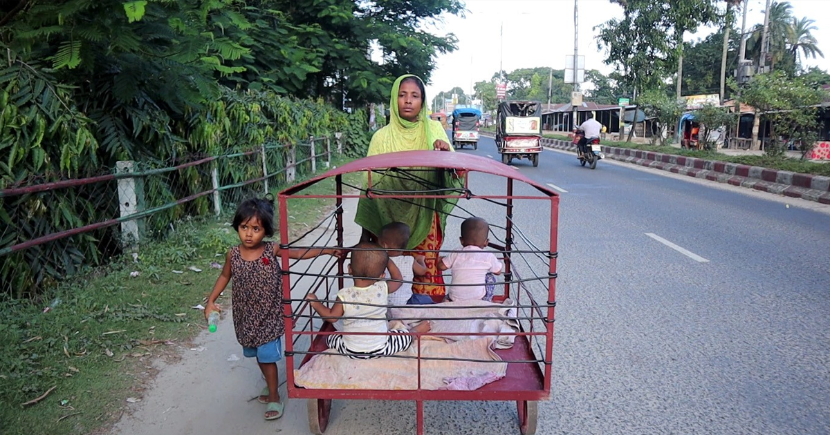 লোহার খাঁচায় সন্তান নিয়ে পথে নেমেছেন মা