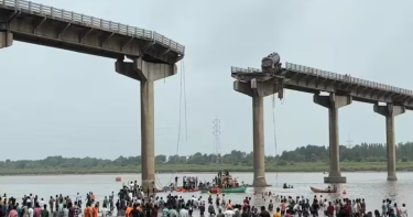 দুটি ট্রাকসহ নদীতে ভেঙে পড়ল সেতু, নিহত ৯