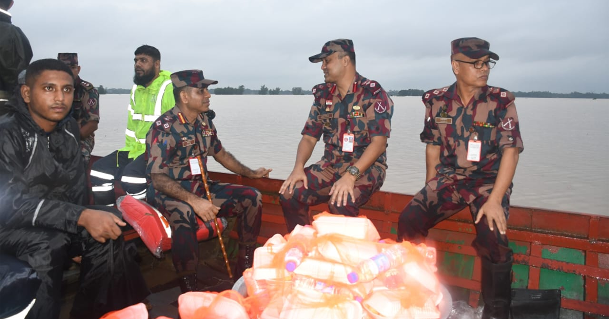 ফেনীতে বন্যায় ক্ষতিগ্রস্তদের পাশে দাঁড়ালো বিজিবি