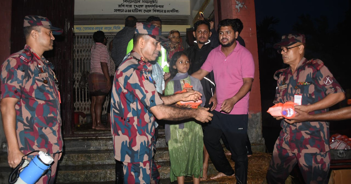 ফেনীতে বন্যায় ক্ষতিগ্রস্তদের পাশে বিজিবি
