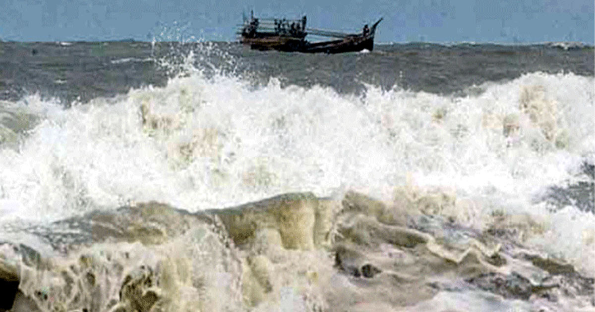 বঙ্গোপসাগরে ট্রলার ডুবি, ৩ জেলে নিখোঁজ