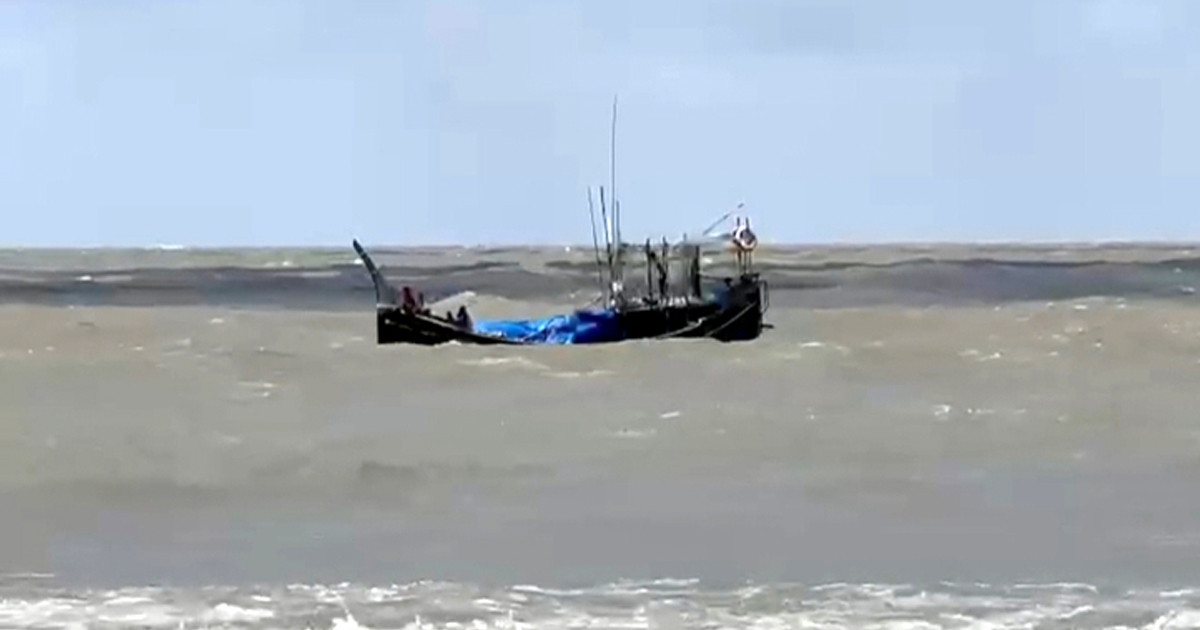 বঙ্গোপসাগরে ট্রলারডুবি, তিন দিন সমুদ্রে ভেসে ছিলেন ১৫ জেলে