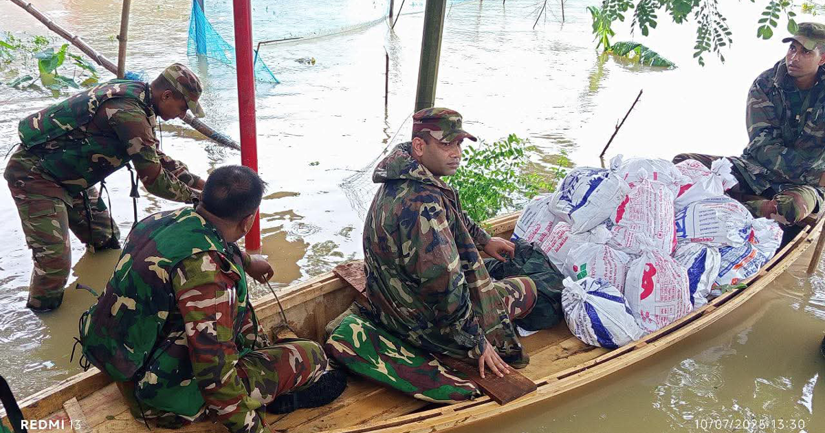 বন্যায় বিপর্যস্ত ফেনী, সেনাবাহিনী প্রস্তুত; হেল্পলাইন চালু