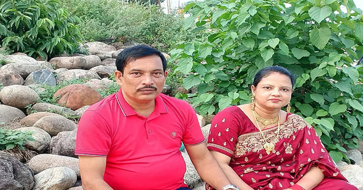 বিয়ের ৩০ বছর পর একসঙ্গে দাখিল পাস করলেন দম্পতি