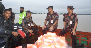 ফেনীতে বন্যায় ক্ষতিগ্রস্তদের পাশে দাঁড়ালো বিজিবি